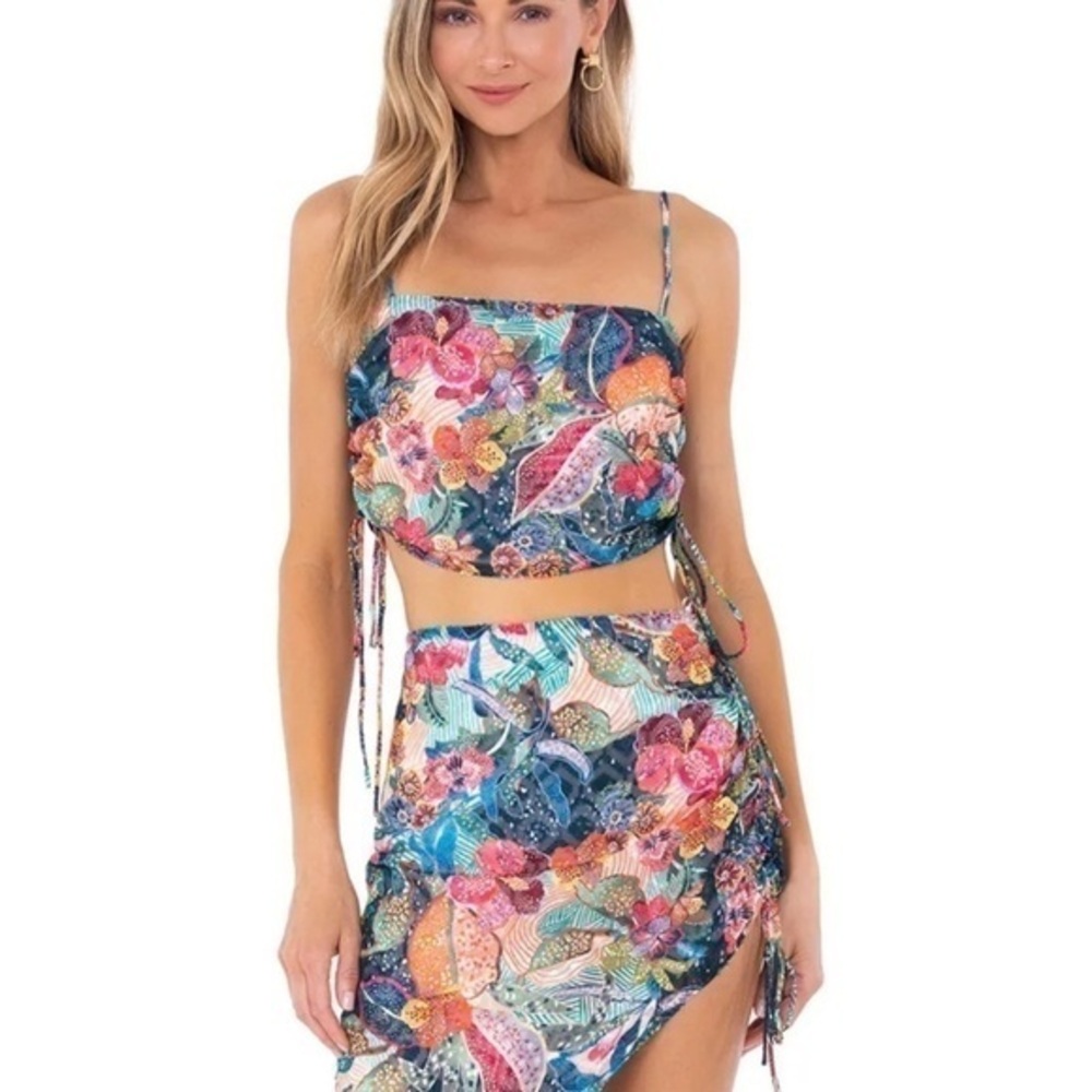 AMANDA UPRICHARD
AVIETTE TOP​​​